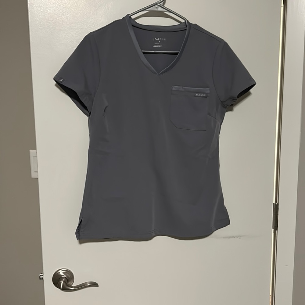 Women’s 2 pocket tick on scrub top